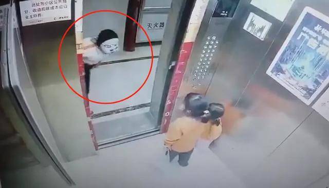 皇冠信用平台出租出售
_两幼童电梯里遭面具人吓哭皇冠信用平台出租出售
，对方多次阻止电梯门关闭！家长已带孩子看心理医生
