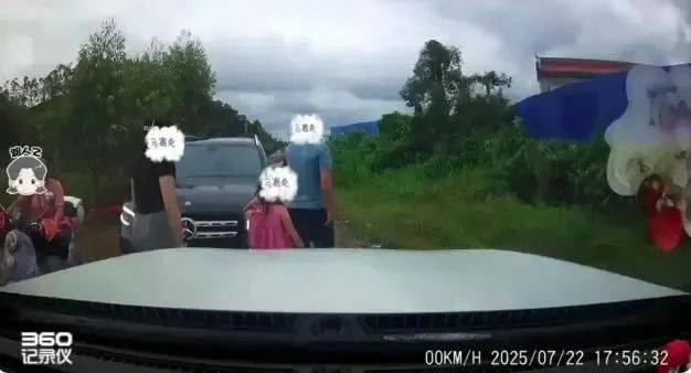 皇冠信用盘登3代理申请
_防城港公安局长称奔驰女并非公职人员皇冠信用盘登3代理申请
，“拿出来的证件是假的”