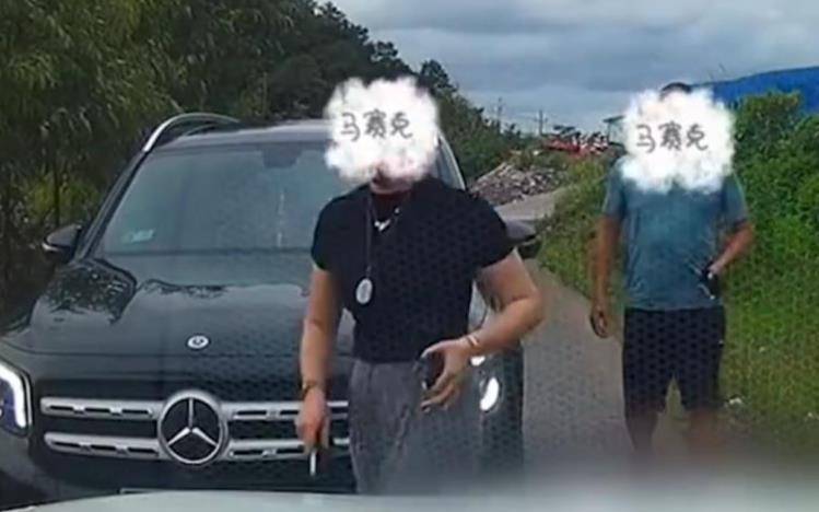 皇冠信用网登2代理
_“亮证逼迫让路”奔驰女被曝亮的是假证皇冠信用网登2代理
，律师：伪造国家机关证件，情节严重可能触犯刑法