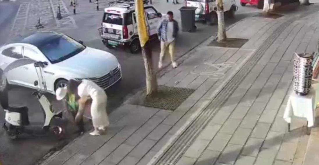 皇冠信用網在线开户_女店员扶起摔倒的环卫工反遭对方责骂皇冠信用網在线开户,警方介入调解