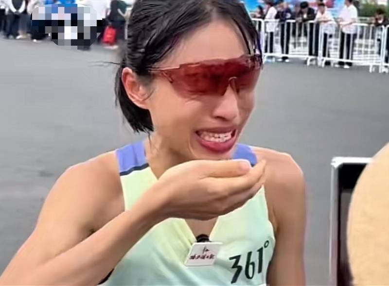 皇冠信用網怎么注册_丈夫回应“最快女护士”哭诉调休难：她太激动未完整表达想法