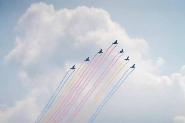 京都不死鸟vs冈山绿雉_憋了几个小时京都不死鸟vs冈山绿雉，外媒锐评九三阅兵：中国武器看着强，但没打过实战