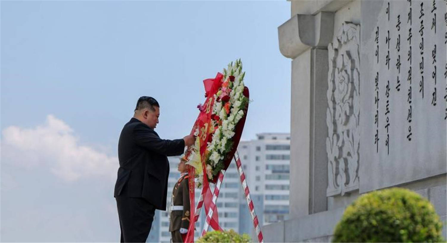 斯托克城vs西布朗_金正恩访华之前斯托克城vs西布朗,特意带着花去了一个地方,中国人一看,热泪盈眶