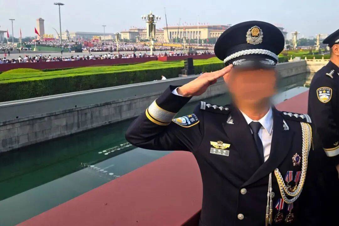 韦斯特罗斯vs赫尔辛堡_他在阅兵现场韦斯特罗斯vs赫尔辛堡,留下一张不能露面的照片!