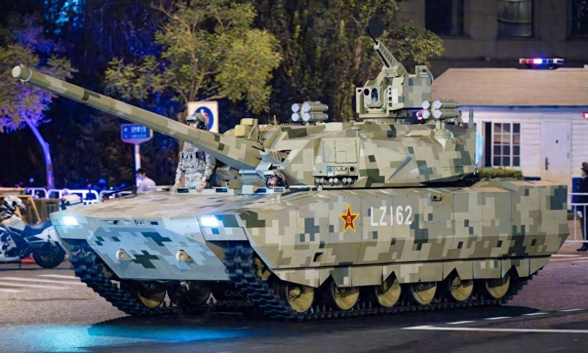 布雷达(女)vs 费耶诺德(女)_中国100式坦克震憾亮相:装甲上挂满刺布雷达(女)vs 费耶诺德(女),无人机都不敢碰!