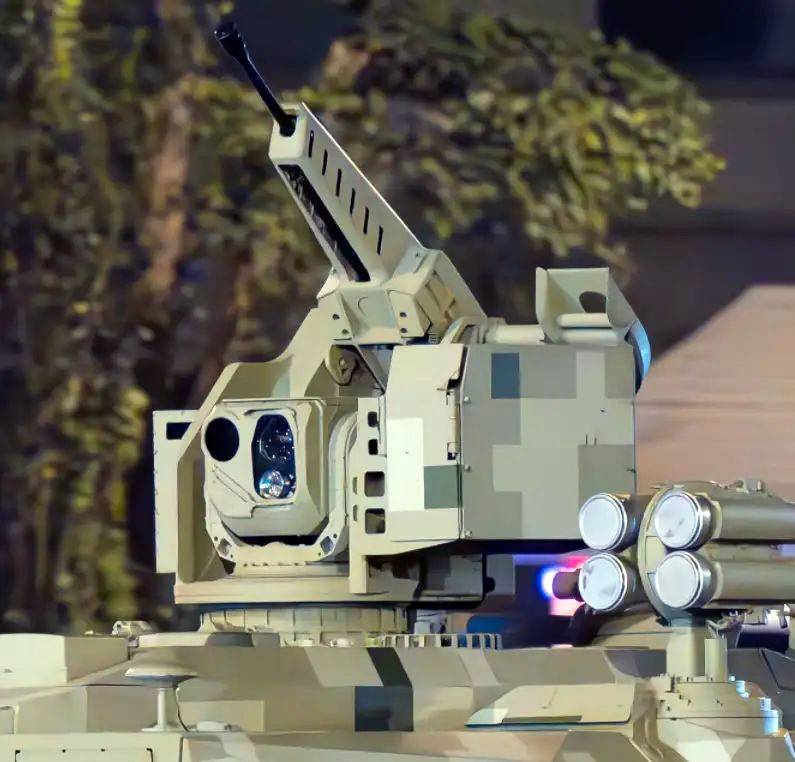 布雷达(女)vs 费耶诺德(女)_中国100式坦克震憾亮相:装甲上挂满刺布雷达(女)vs 费耶诺德(女),无人机都不敢碰!