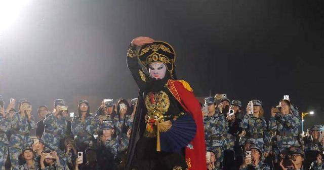 沙特阿拉伯U20 vs 伊拉克U20_兰州大学军训期间大一女生表演川剧吐火沙特阿拉伯U20 vs 伊拉克U20,校方:学生来自东北,因个人爱好自学