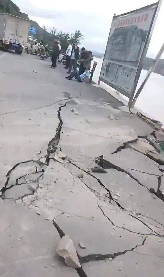 土耳其甲组联赛 | 山西临县一公路落石砸中过往车辆土耳其甲组联赛,有人被困严重变形的车内,路面出现明显开裂