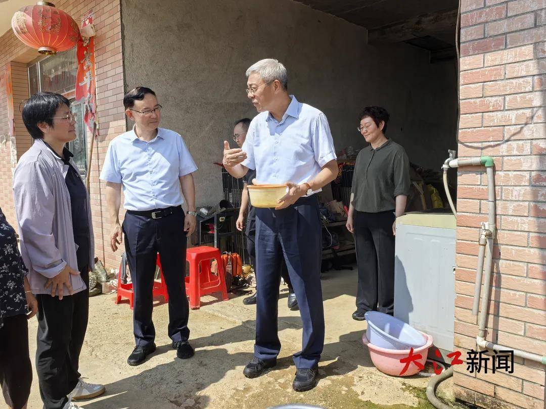 匈牙利甲组联赛_江西省委书记走进村民家中匈牙利甲组联赛,拧开水龙头仔细检查水质