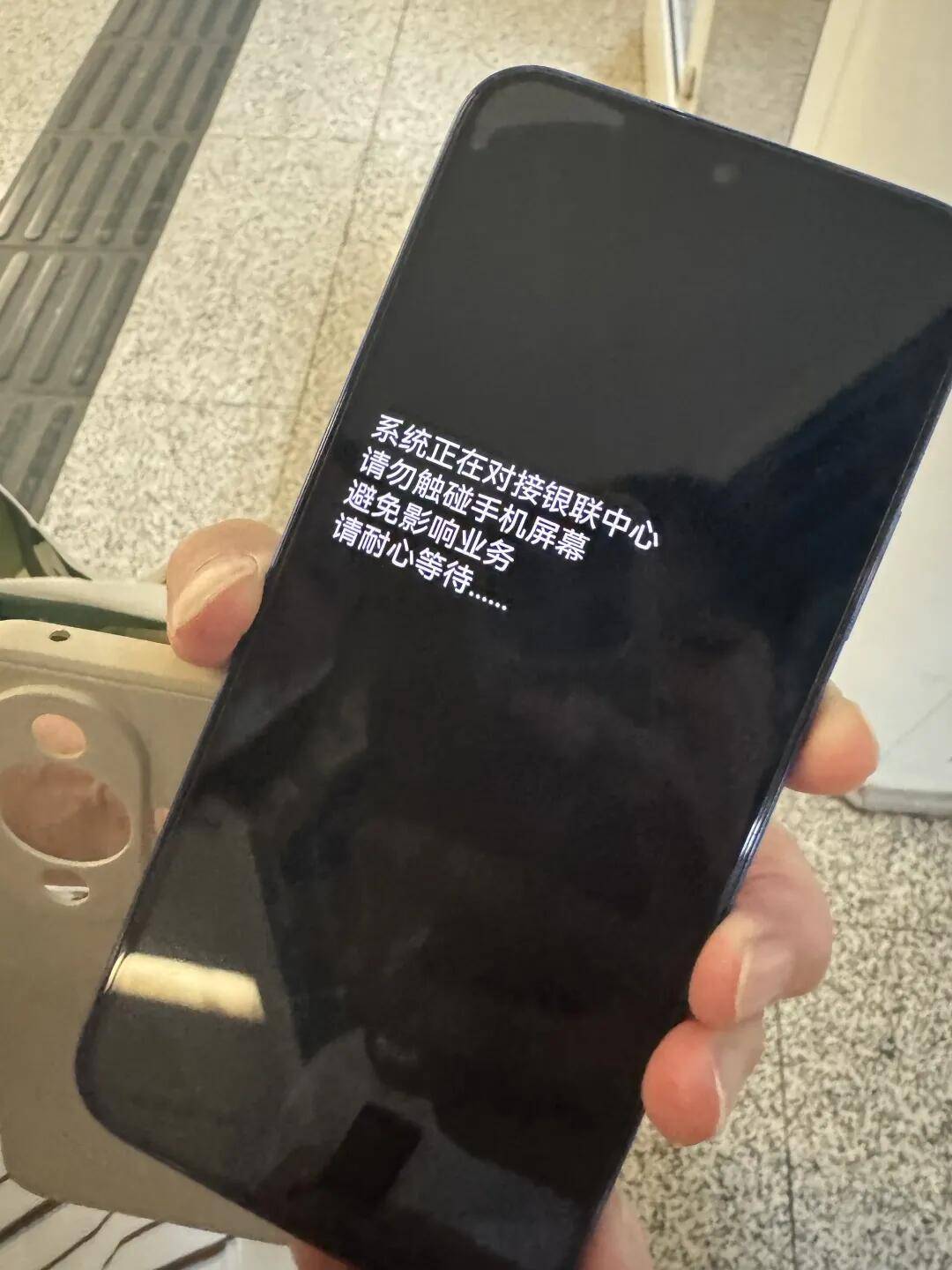 巴西甲组联赛_一根牙签“抢”回25万元！一老年乘客手机被“黑”巴西甲组联赛，地铁值班站长紧急取卡