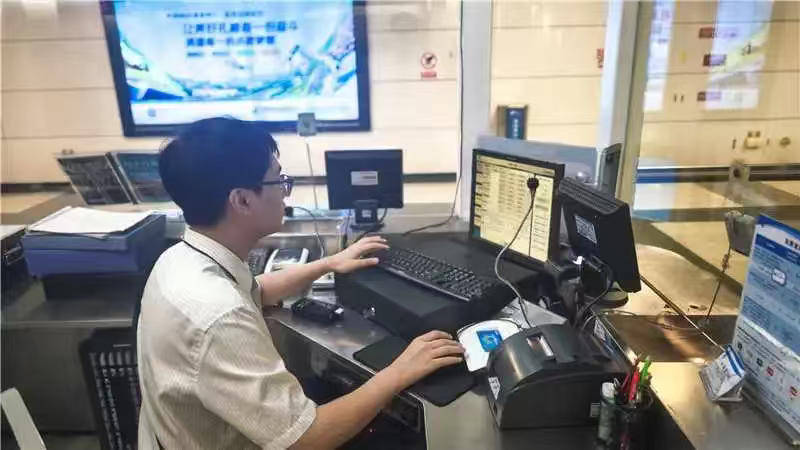 巴西甲组联赛_一根牙签“抢”回25万元！一老年乘客手机被“黑”巴西甲组联赛，地铁值班站长紧急取卡