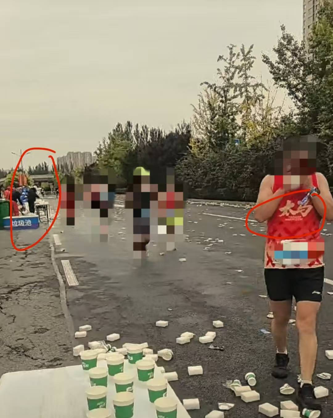 如何加大我的单场单注?_山西太原马拉松部分路段遍地垃圾如何加大我的单场单注?,回应:4万多人参加现场有收集点,比赛完将马上清理