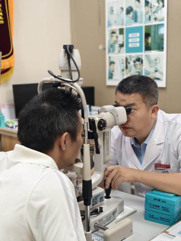 皇冠信用網需要押金吗_东莞一工人长期未戴护目镜作业皇冠信用網需要押金吗,铁屑飞入眼睛险些失明