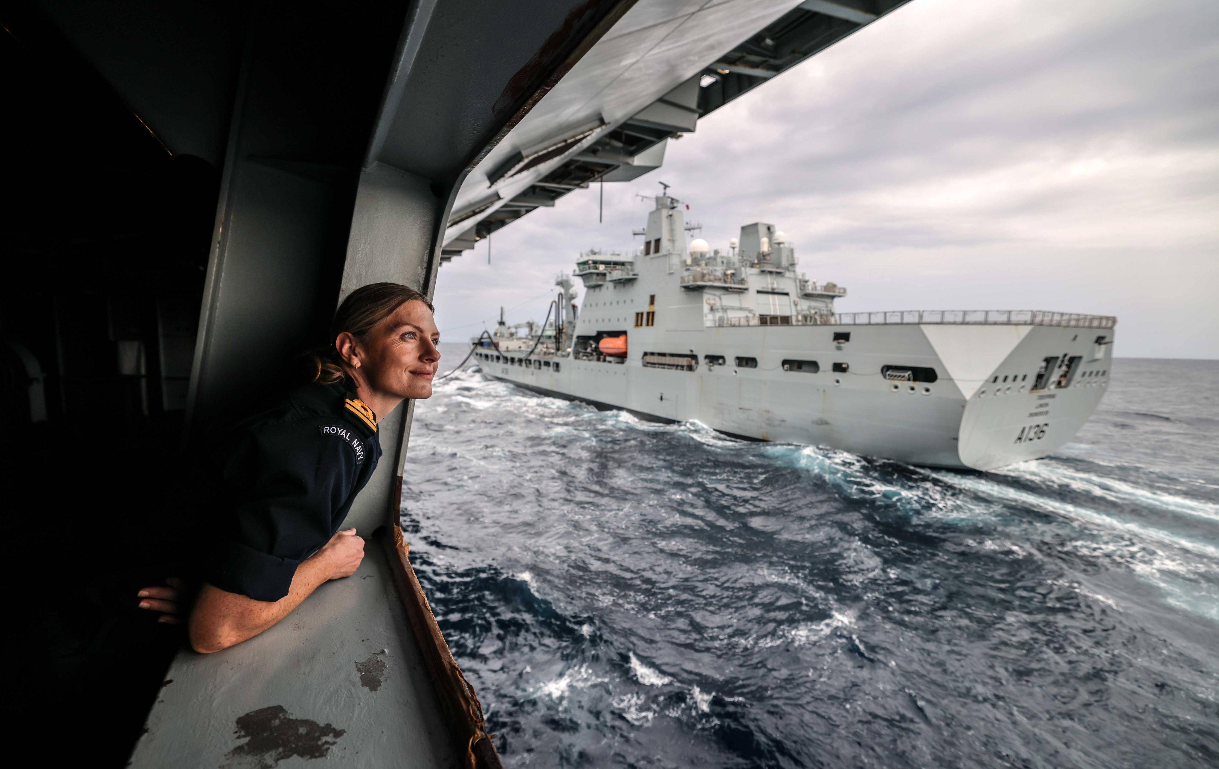 如何申请皇冠信用盘_英航母军官点赞中国如何申请皇冠信用盘,解放军模拟打击英国战舰,展现专业军队素养