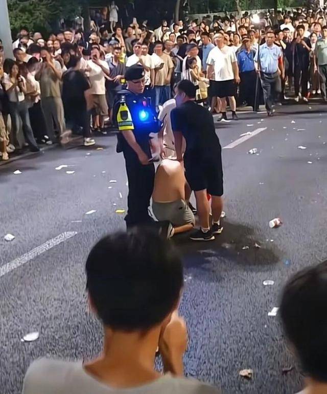 足球外盘在哪买_男子回应手拿折扇被群众制服:现在看见扇子就慌足球外盘在哪买,事后未收到赔偿