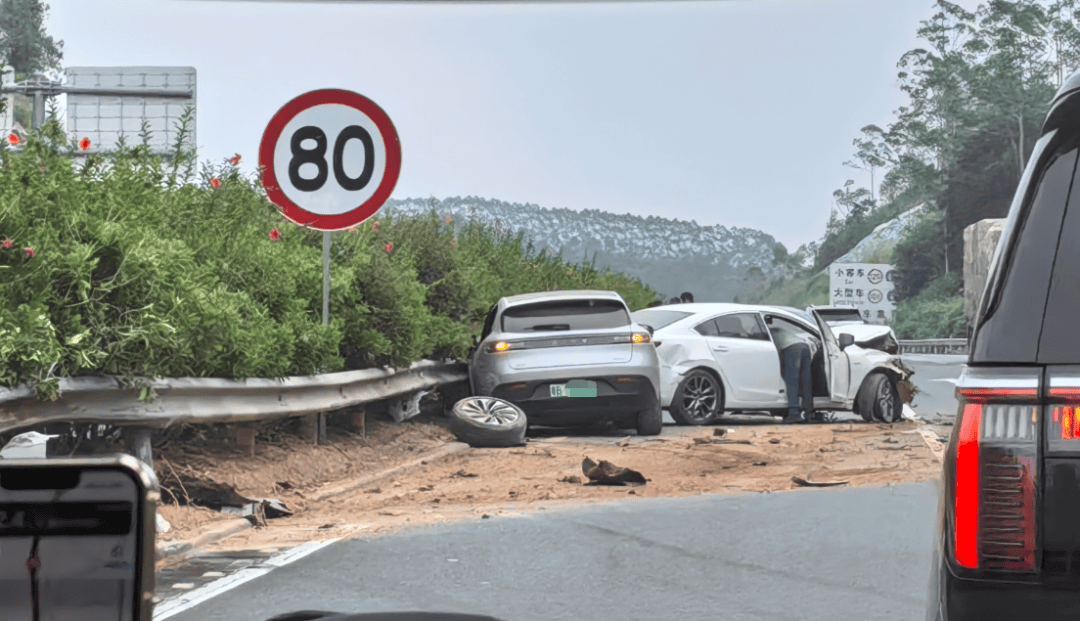 皇冠足球管理平台出租
_梅州一高速路段发生交通事故皇冠足球管理平台出租
,有车辆轮胎脱落