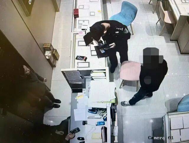 皇冠代理登3平台
_股市套现170万元后皇冠代理登3平台
,杭州男子豪购300克金条!老板当场报警……