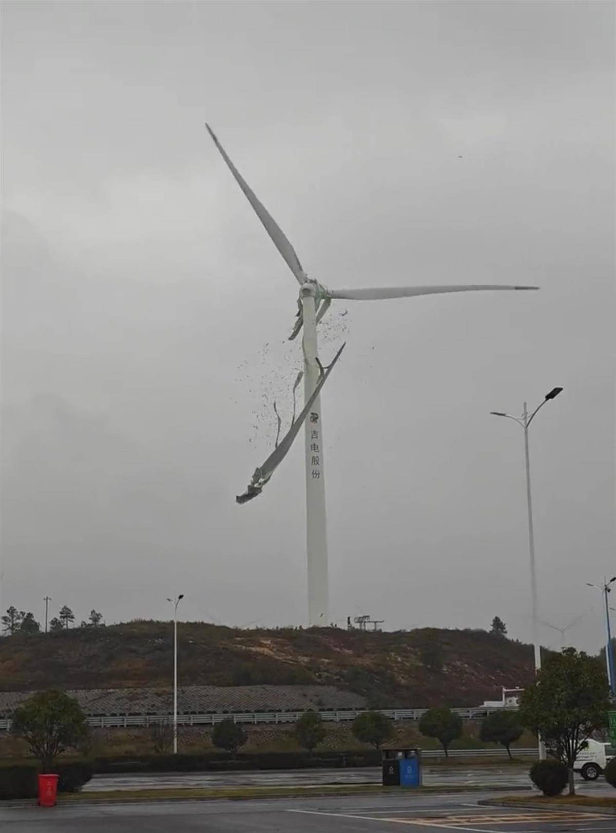 皇冠信用登123出租
_九江一架风力发电机叶片空中断裂皇冠信用登123出租
，目击者称“玻璃纤维满天飞”，当地：正在处理